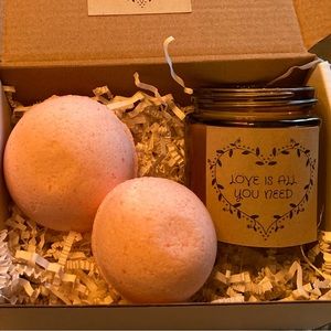 A gift box of all natural bath bombs and  4 oz soy candle